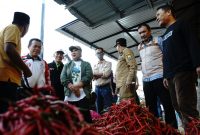 Gubernur Al Haris Pantau Sejumlah Harga di Pasar Tanjung Bajure (Foto/Ist)