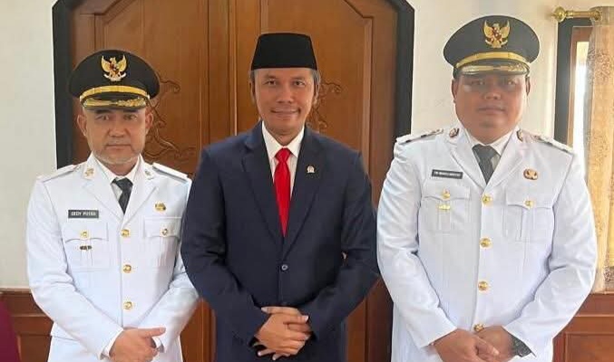 Ketua DPD PDI Perjuangan Edi Purwanto dengan Bupati dan Wakil Bupati Bungo Yang Baru Dilantik