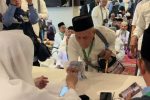 Jemaah Asal Aceh Sedang Menerima Dana Wakaf Baitul Asy