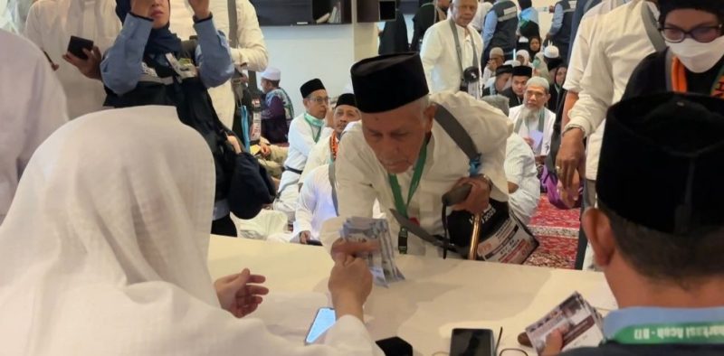 Jemaah Asal Aceh Sedang Menerima Dana Wakaf Baitul Asy