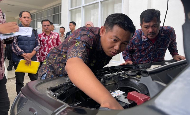 Bupati Monadi melakukan pengecekan kendaraan dinas di Lngkup Pemkab Kerinci