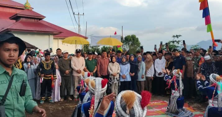 Bupati Monadi dan Wakil Bupati Morison Disambut Sekapur Sirih