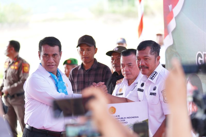 Mentan Andi Amran Sulaiman dan Bupati Monadi