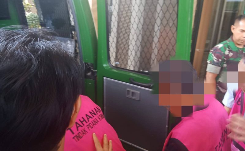 Tersangka Digiring Ke Mobil Tahanan