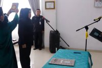 Bupati Monadi Saat Melantik Dewas Perumda Tirta Sakti Maya Novefri Handayani 