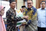 Wako Alfin Serahkan Bantuan Pangan Untuk Keluarga Miskim