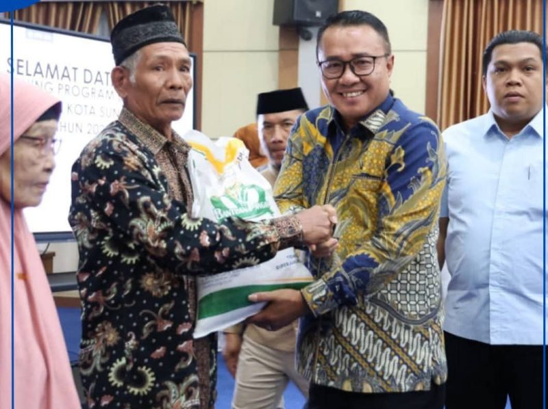 Wako Alfin Serahkan Bantuan Pangan Untuk Keluarga Miskim