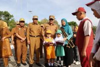 Wako Alfin Serahkan Seragam Gratis Untuk Anak Sekolah