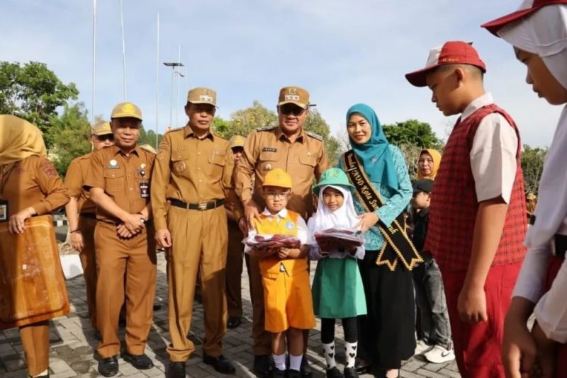 Wako Alfin Serahkan Seragam Gratis Untuk Anak Sekolah