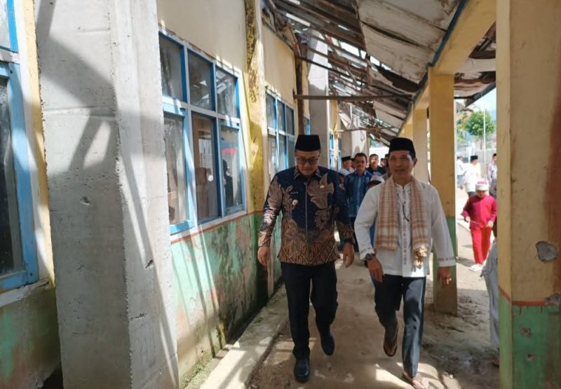 Walikota Alfin Meninjau SD Negeri 69 Kampung Tengah