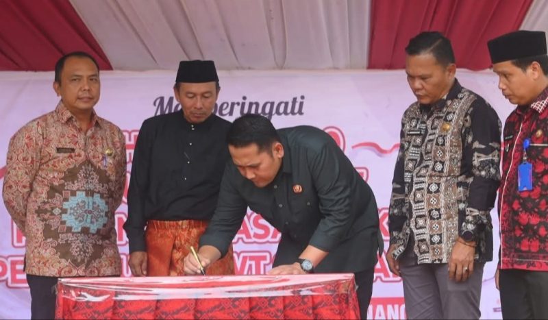 Bupato H.Syukur Meresmikan Pasar Rakyat