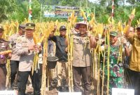 Bupati M Syukur Panen Raya Jagung di Desa Simpang Parit, Kecamatan Renah Pembarap, Kamis (25/9).