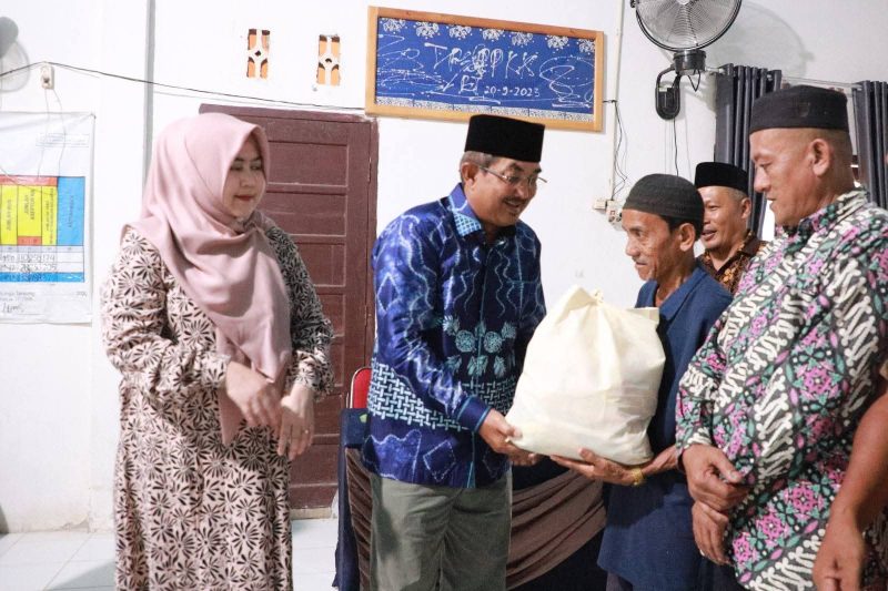 Bupati Anwar Sadat Serahkan Bantuan Sembako di Batara,Kamis (04/09/2025)