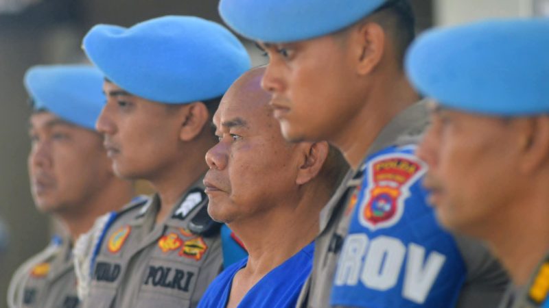 Mantan Perwira Polisi Dadang Iskandar (Tengah Baju Biru) di Vonis Seumur Hidup Oleh Pengadilan Negeri Padang Atas Pembunuhan Sesama Polisi