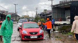 Bupati Monadi Turun Langsung Tinjau Banjir