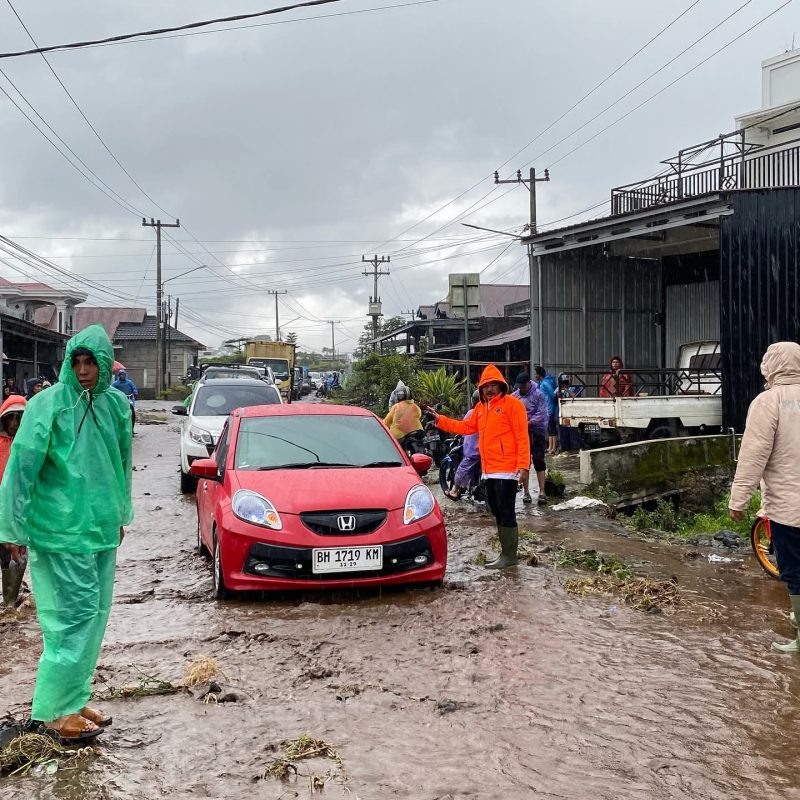 Bupati Monadi Turun Langsung Tinjau Banjir