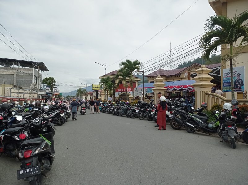 Situasi Mapolres Kerinci Dipenuhi PPPK Paru Waktu Antri SKCK ,Jumat (12/09/2025)