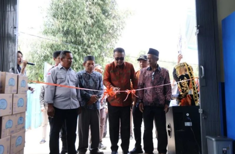 Walikota Sungai Penuh Alfin Meresmikan Pabrik Air Mineral Dalam Kemasan Milik BUMdes Di RKE,Sabtu 27/09/2025 (Dok Humas & Protokol Setda Sungai Penuh)