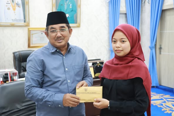 Nurazlina Diterima Bupati Tanjung Jabubung Barat Anwar Sadat di Rumah Dinas,Jumat (12/09/2025)
