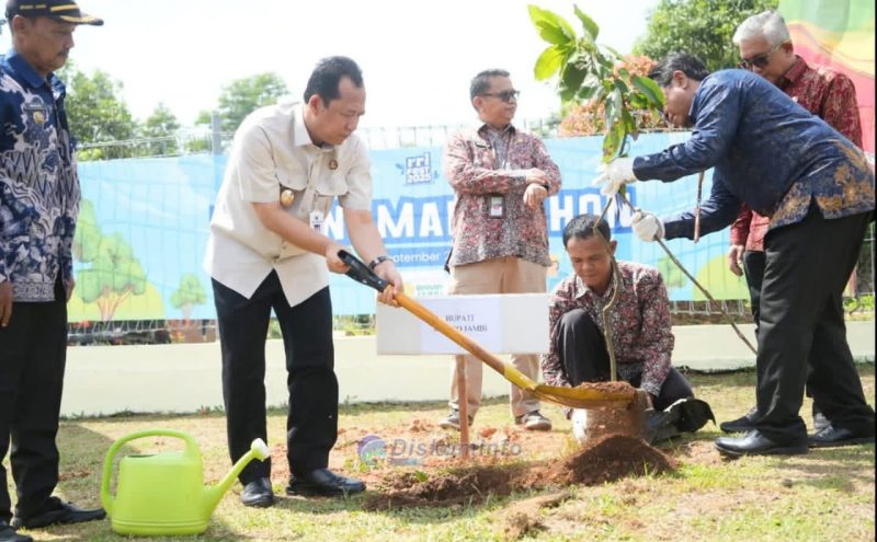 Bupati Muaro Jambi Tanam  Pohon Sempena Hut RRI Ke 80 di Mestong,Kamis (04/09/2025)