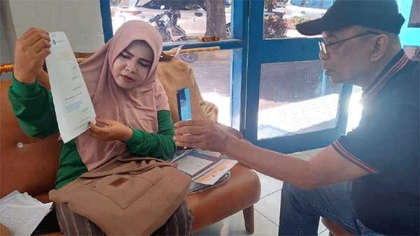 Foto : Anike Maulana Seorang ASN di Kabupaten Dhamasray Sumbar Yang Dipecat dari ASN tampa kejelasan,Minta Keadilan di Kantor PWI Sumbar (Dok : Istimewa)