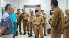 Gubernur Jambi Al Haris turun langsung ke RSUD Raden Mattaher untuk memastikan kesiapan rumah sakit menjalankan operasi bedah jantung pertama di Provinsi Jambi, Senin 27 Oktober 2025 (Dok pariwarajambi.com)