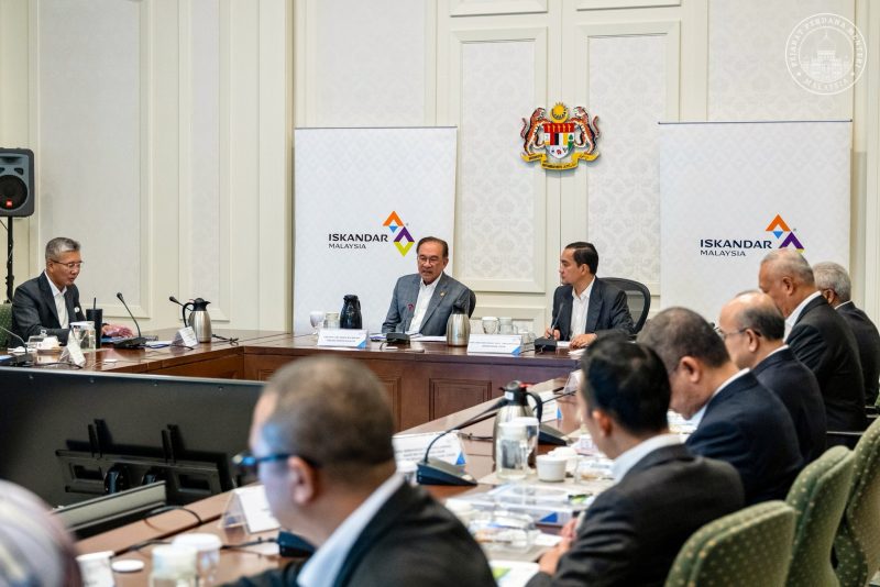 YAB Perdana Menteri, Dato' Seri Anwar Ibrahim mempengerusikan Mesyuarat Ahli Pihak Berkuasa (MOA) ke-35, Pihak Berkuasa Wilayah Pembangunan Iskandar (IRDA) di Putrajaya. 15 Oktober 2025. FATH RIZAL/Pejabat Perdana Menteri.  NO SALES; NO ARCHIVE; RESTRICTED TO EDITORIAL USE ONLY. NOTE TO EDITORS: This handout videos may only be used for editorial reporting purposes for the contemporaneous illustration of events, things or the people in the visual or facts mentioned in the caption. Reuse of the videos may req