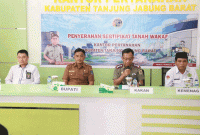Foto : Johan Hendry Bororing, S.STP, memimpin acara Penyerahan Sertipikat Wakaf Tanah Masjid dan Musholla di Aula Kantor Pertanahan, Senin 27 Oktober 2025 (Dok Pemkab Tanjab Barat)