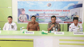 Foto : Johan Hendry Bororing, S.STP, memimpin acara Penyerahan Sertipikat Wakaf Tanah Masjid dan Musholla di Aula Kantor Pertanahan, Senin 27 Oktober 2025 (Dok Pemkab Tanjab Barat)