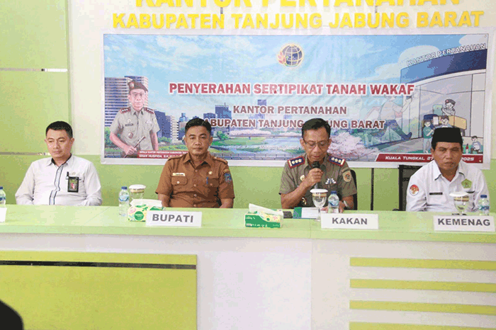 Foto : Johan Hendry Bororing, S.STP, memimpin acara Penyerahan Sertipikat Wakaf Tanah Masjid dan Musholla di Aula Kantor Pertanahan, Senin 27 Oktober 2025 (Dok Pemkab Tanjab Barat)