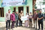 Foto : Buapti Muaro Jambi. Bambang Bayu Suseno, meresmikan rumah Hasil Bantuan Baznaz  di Desa Mudung Darat, Kecamatan Maro Sebo, Kamis 30 Oktober 2025 (Dok Diskominfo Muaro Jambi)