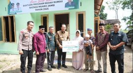 Foto : Buapti Muaro Jambi. Bambang Bayu Suseno, meresmikan rumah Hasil Bantuan Baznaz  di Desa Mudung Darat, Kecamatan Maro Sebo, Kamis 30 Oktober 2025 (Dok Diskominfo Muaro Jambi)