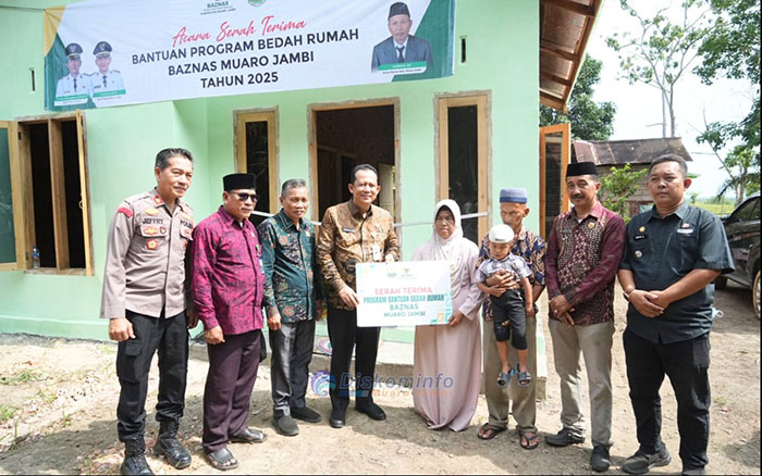 Foto : Buapti Muaro Jambi. Bambang Bayu Suseno, meresmikan rumah Hasil Bantuan Baznaz  di Desa Mudung Darat, Kecamatan Maro Sebo, Kamis 30 Oktober 2025 (Dok Diskominfo Muaro Jambi)