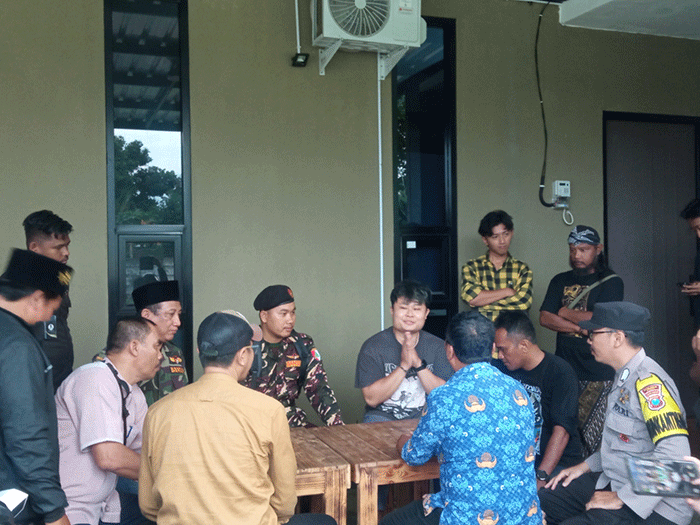 Foto: Youtuber di Jember saat didatangi Banser. (Dok :Sugianto/jatimnow.com)  