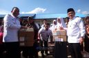 Foto : Bupati Muaro Jambi, Dr. Bambang Bayu Suseno, bersama Gubernur Jambi, Al Haris, menyerahkan langsung bantuan program Dumisake Pendidikan kepada 466 siswa kurang mampu di Lapangan SMA Negeri 3 Desa Sebapo, Kecamatan Mestong, Rabu 29 Oktober 2025 (Dok Pemkab Muaro Jambi)