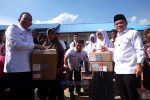 Foto : Bupati Muaro Jambi, Dr. Bambang Bayu Suseno, bersama Gubernur Jambi, Al Haris, menyerahkan langsung bantuan program Dumisake Pendidikan kepada 466 siswa kurang mampu di Lapangan SMA Negeri 3 Desa Sebapo, Kecamatan Mestong, Rabu 29 Oktober 2025 (Dok Pemkab Muaro Jambi)