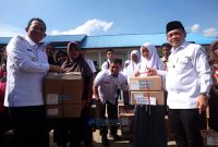 Foto : Bupati Muaro Jambi, Dr. Bambang Bayu Suseno, bersama Gubernur Jambi, Al Haris, menyerahkan langsung bantuan program Dumisake Pendidikan kepada 466 siswa kurang mampu di Lapangan SMA Negeri 3 Desa Sebapo, Kecamatan Mestong, Rabu 29 Oktober 2025 (Dok Pemkab Muaro Jambi)