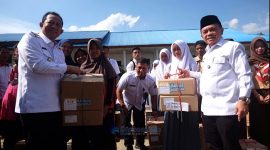 Foto : Bupati Muaro Jambi, Dr. Bambang Bayu Suseno, bersama Gubernur Jambi, Al Haris, menyerahkan langsung bantuan program Dumisake Pendidikan kepada 466 siswa kurang mampu di Lapangan SMA Negeri 3 Desa Sebapo, Kecamatan Mestong, Rabu 29 Oktober 2025 (Dok Pemkab Muaro Jambi)
