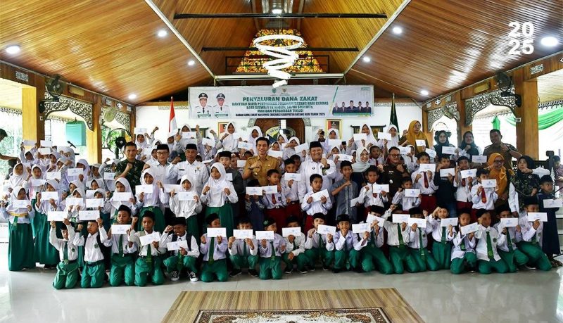 Bupati Fadhil Arief Salurkan Dana Zakat Pendidikan untuk 7.091 Siswa Batang Hari