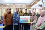Foto : Walikota Sungai penuh Alfin Menyerahkan Secara Simbolik Bantuan bedah Rumah BSPS (Dok : Humas & Protoko Setda Sungai Penuh)
