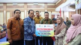 Foto : Walikota Sungai penuh Alfin Menyerahkan Secara Simbolik Bantuan bedah Rumah BSPS (Dok : Humas & Protoko Setda Sungai Penuh)