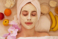 Foto : Ilustrasi Kolase Buah dan Seorang Wanita Sedang Memakai masker wajah (Dok Alodokter)