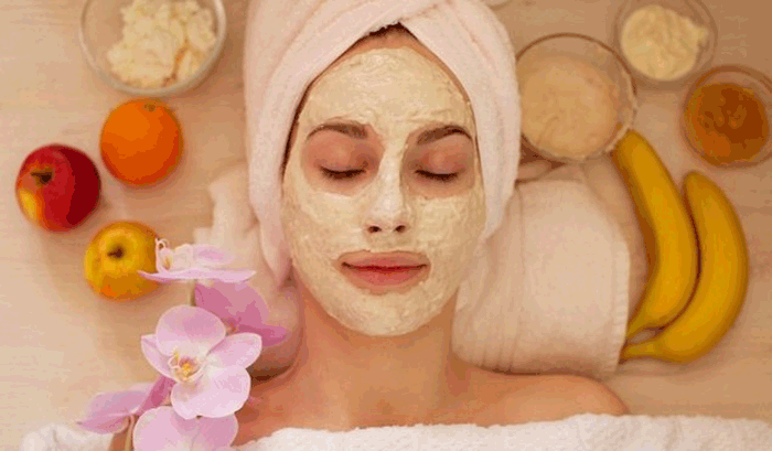 Foto : Ilustrasi Kolase Buah dan Seorang Wanita Sedang Memakai masker wajah (Dok Alodokter)