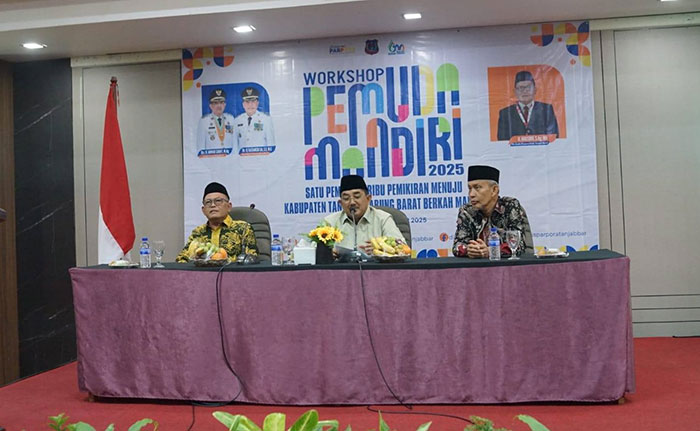 Bupati Tanjung Jabung Barat Drs. H. Anwar Sadat, M.Ag membuka Workshop Pemuda Mandiri yang digelar Dinas Pariwisata, Kepemudaan, dan Olahraga Kabupaten Tanjung Jabung Barat, Rabu 29 Oktober 2025 (Dok Prokopim TanjabBarat)