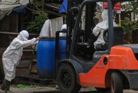 Foto : 
Dekontaminasi di area terpapar radiasi di Cikande. (ANTARA FOTO/Angga Budhiyanto  