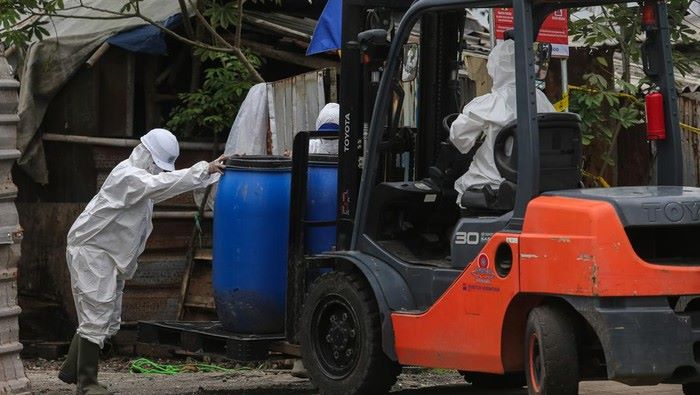 Foto : 
Dekontaminasi di area terpapar radiasi di Cikande. (ANTARA FOTO/Angga Budhiyanto  
