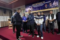 Ketua DPW NasDem Jambi Sy Fasha Menyerahkan SK Kepada Murison Sebagai Ketua DPD NasDem Kabupaten Kerinci,Jumat 10 Oktober 2025 