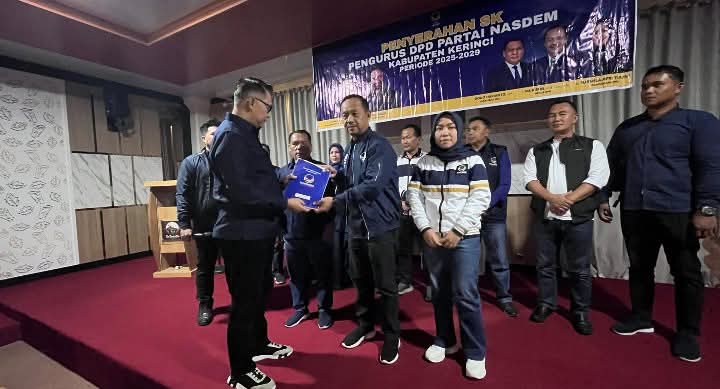 Ketua DPW NasDem Jambi Sy Fasha Menyerahkan SK Kepada Murison Sebagai Ketua DPD NasDem Kabupaten Kerinci,Jumat 10 Oktober 2025 