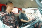 Gubernur Bengkulu Helmi Hasan menyerahkan 102 unit bak arm roll (kontainer sampah) dan 2 unit truk arm roll kepada pemerintah kabupaten/kota di seluruh Provinsi Bengkulu,Senin 27 Oktober 2025 (Dok Media Centre Pemprov) Bengkulu