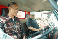 Gubernur Bengkulu Helmi Hasan menyerahkan 102 unit bak arm roll (kontainer sampah) dan 2 unit truk arm roll kepada pemerintah kabupaten/kota di seluruh Provinsi Bengkulu,Senin 27 Oktober 2025 (Dok Media Centre Pemprov) Bengkulu